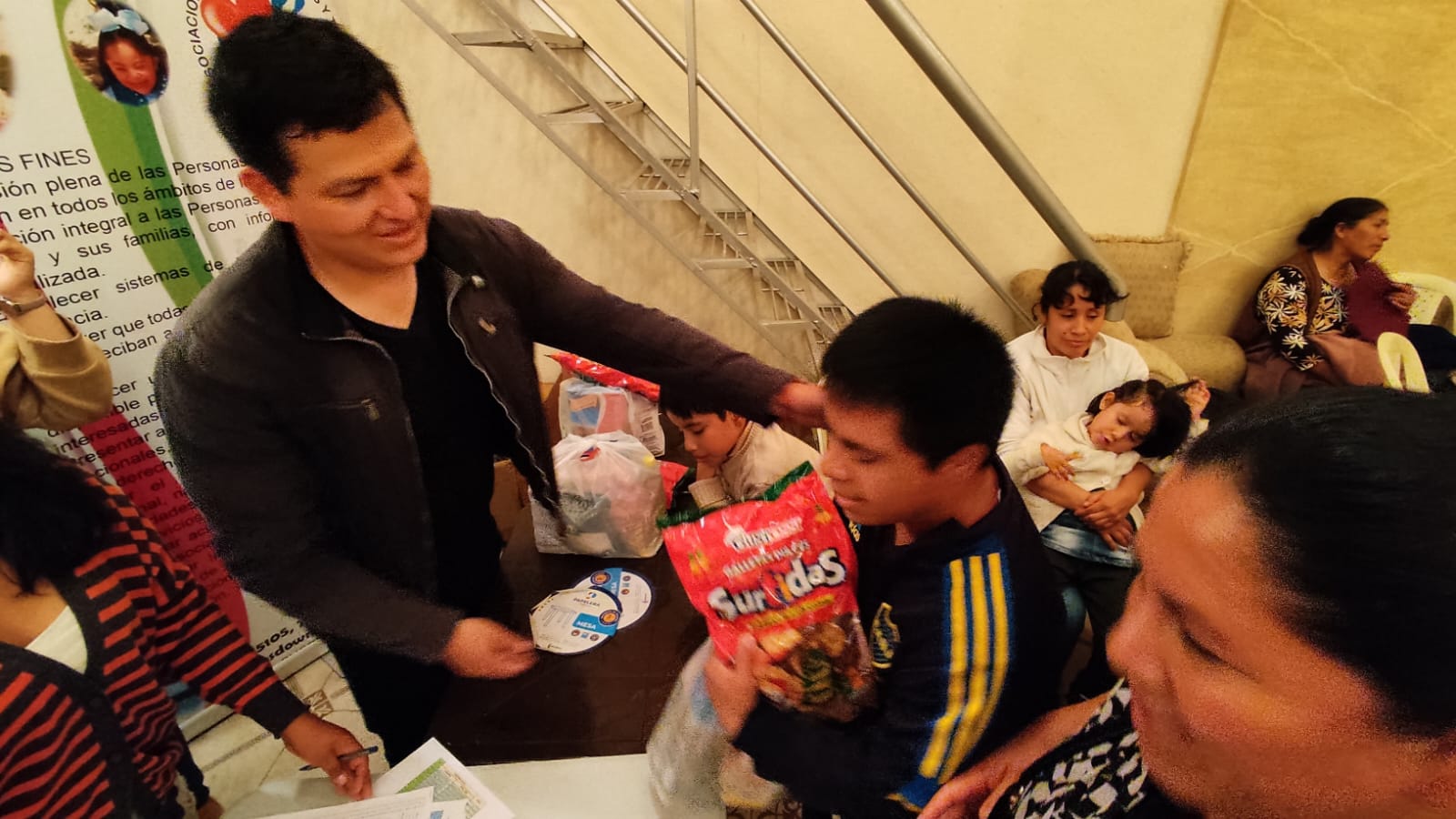 Entrega de canastones a los afiliados de la Asociacion Luz de Amor Chuquisaca